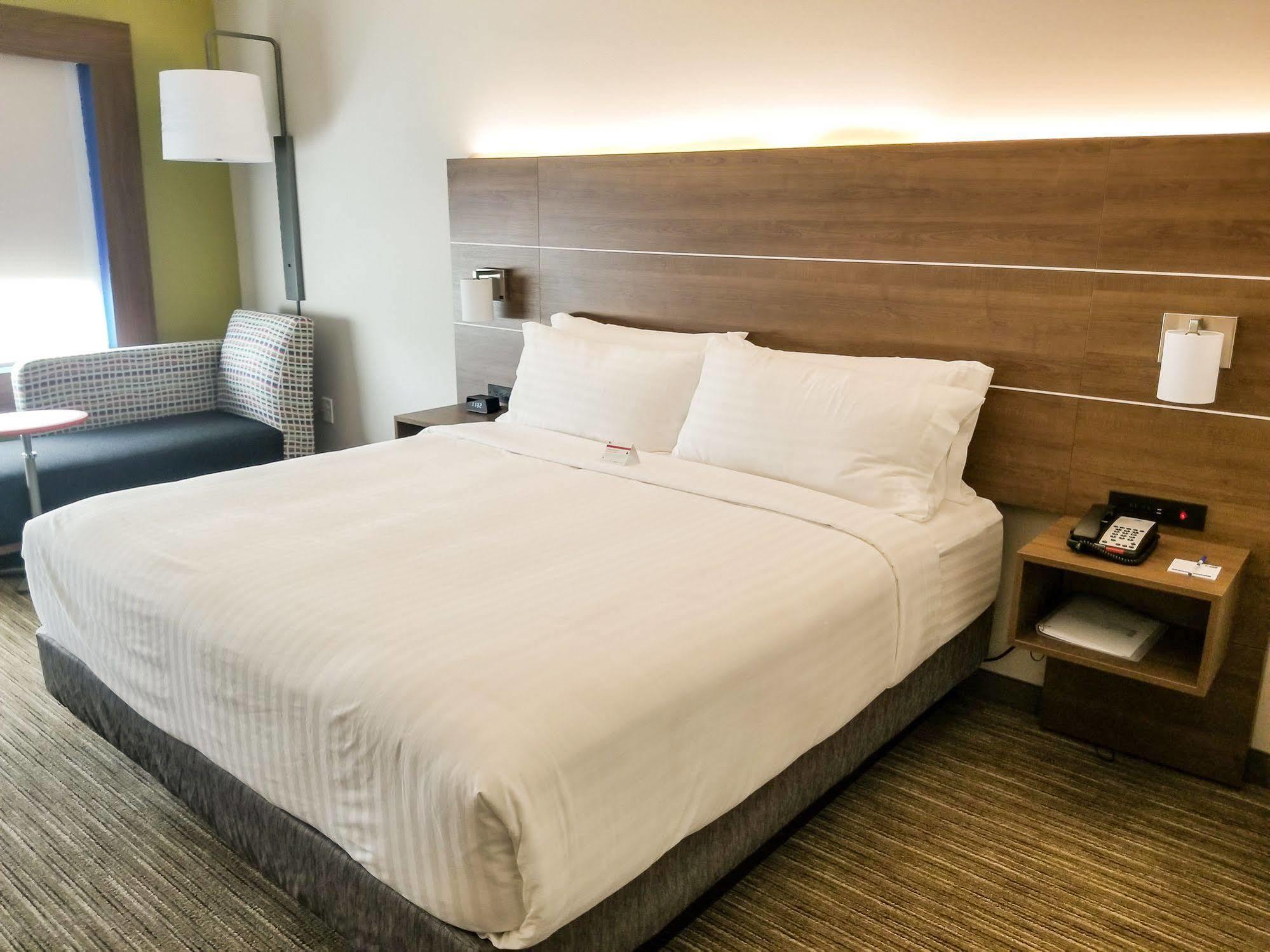 Holiday Inn Express & Suites - Charlotte Ne - University Area By Ihg Zewnętrze zdjęcie